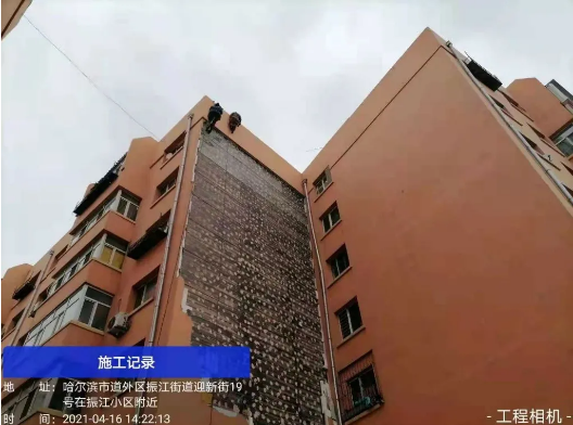 一阵大风，整墙保温板“飞了”……